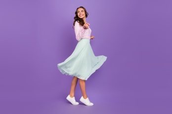 Hogyan kombinált a sneakereket elegáns ruhadarabokkal? 