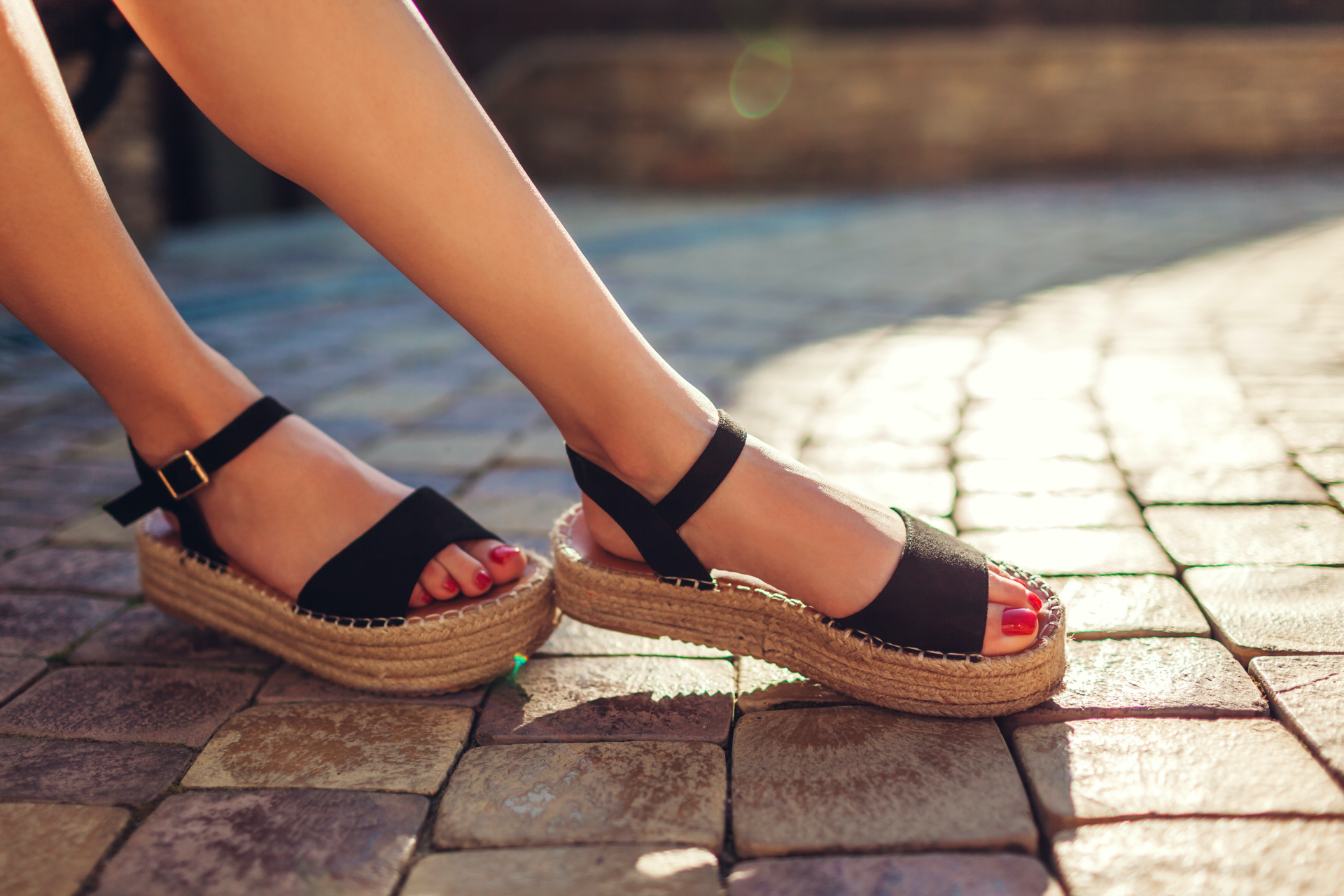 Skechers vagy nyitott nyári cipő? Ezek a legfontosabb különbségek!